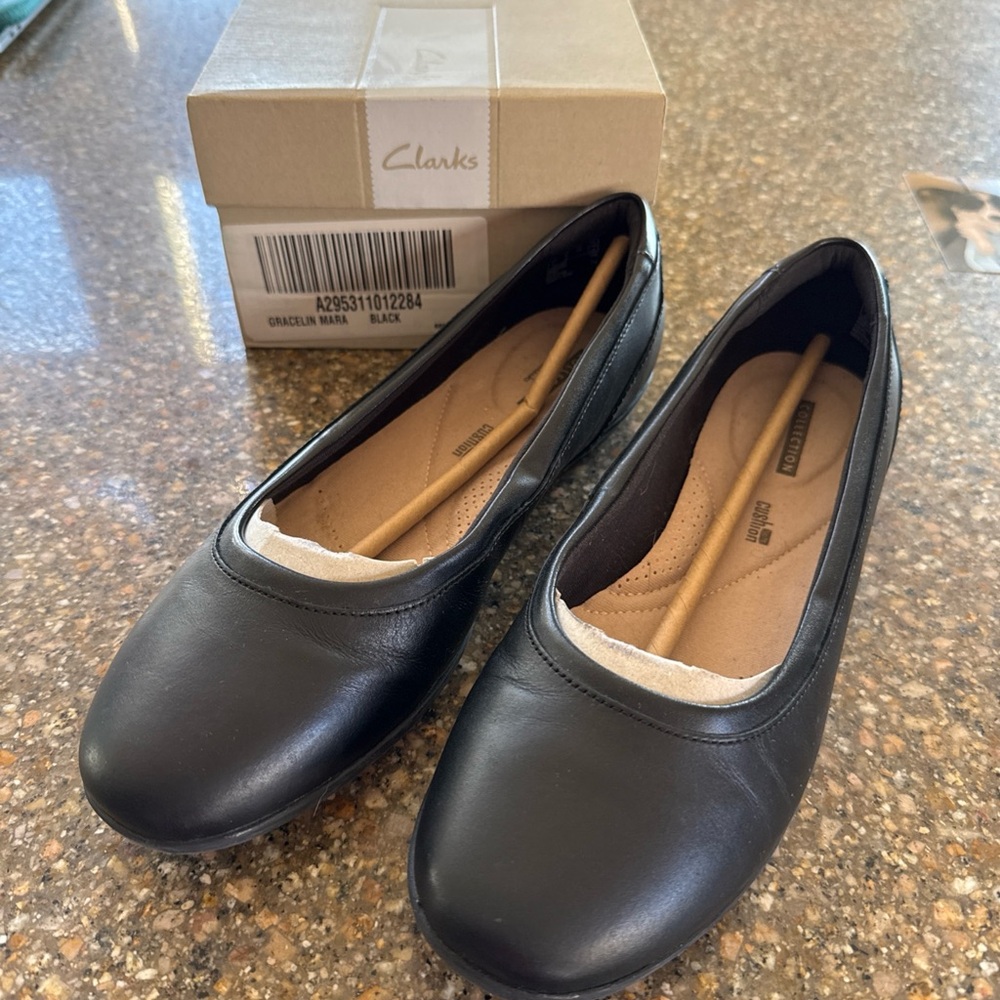 Clarks Gracelin Mara Black Leather Flats size 8